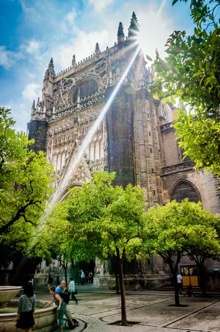 Tour Sevilla de las 3 Culturas - Starting at Plaza de San Francisco, then watching the city shift