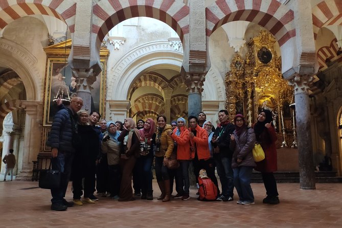 Visit Cathedral Mosque with official guide. Small groups - Who this tour suits best