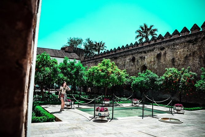 Visita guiada a la Mezquita Catedral y el Alcázar de los Reyes Cristianos - Mezquita Catedral: two-coloured arches and a guide that gives you the building story