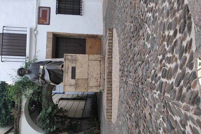 Walking Tour in Heritage center of Cordoba - Calleja de las Flores, one of Spain’s prettiest lanes