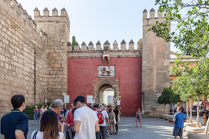 Walking tour through the monumental and historical area of Seville - Stop 4 and 5: Real Alcazar facade and the Archivo General de Indias