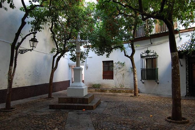 Walking tour through the old Jewish quarter of Santa Cruz. - Why the guide matters more than the route