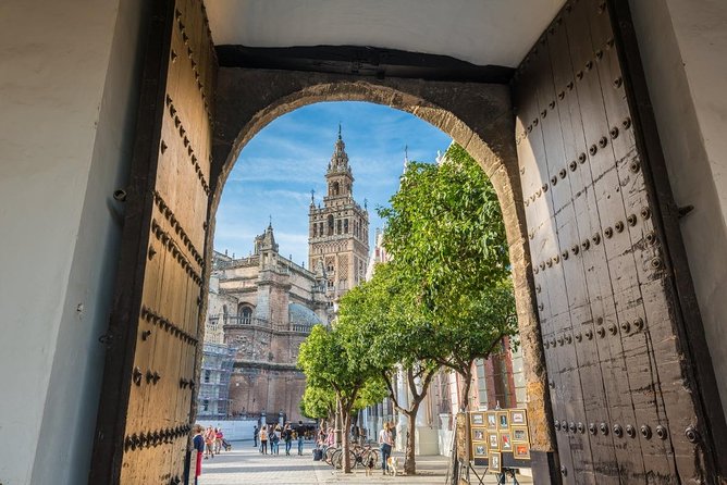 Walking tour through the old Jewish quarter of Santa Cruz. - Meeting at Av. de la Constitución, then into Santa Cruz