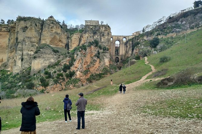 White Villages and Ronda Day Tour from Seville - Zahara de la Sierra: White-Town Strolls Plus Olive Oil Time